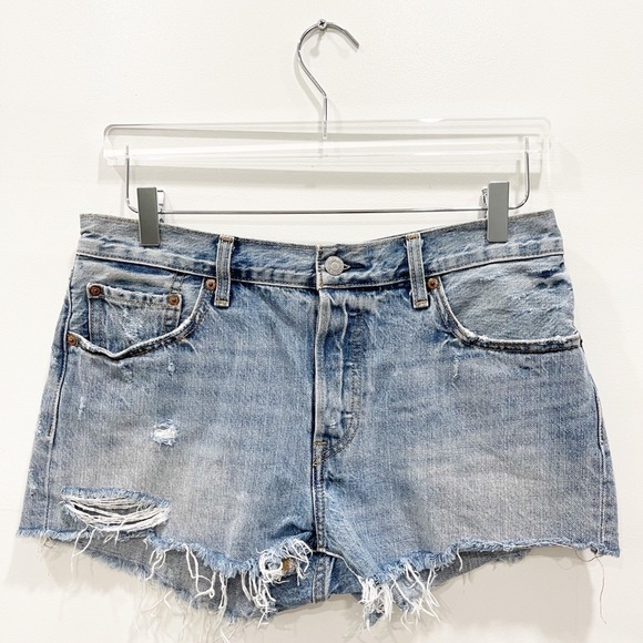 Levi’s 501 Button-Fly Distressed Raw-Hem Denim Shorts Light Wash 29w Festival - Picture 1 of 12